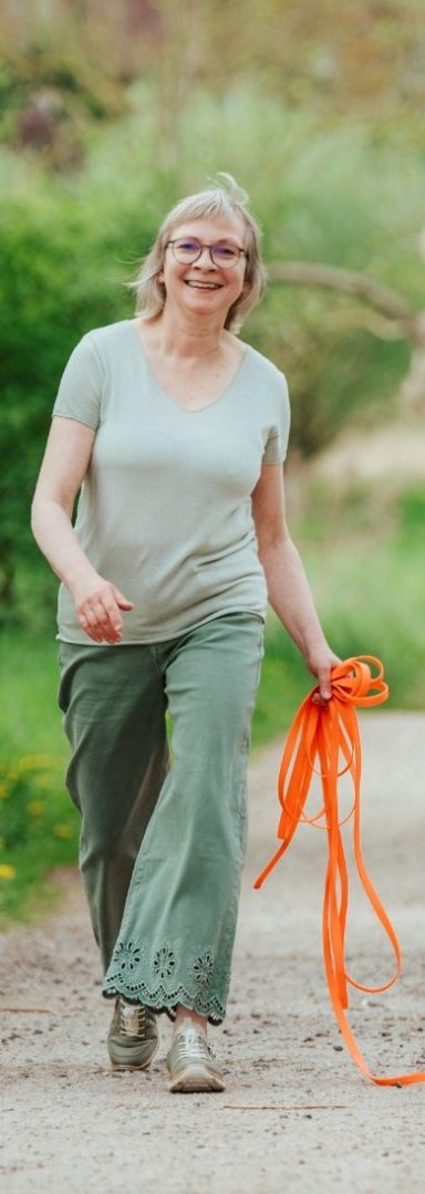 Dorothea Brandes Dorothea Brandes geht entpannt auf deinem Weg und hält Marthas Hundeleine in der Hand