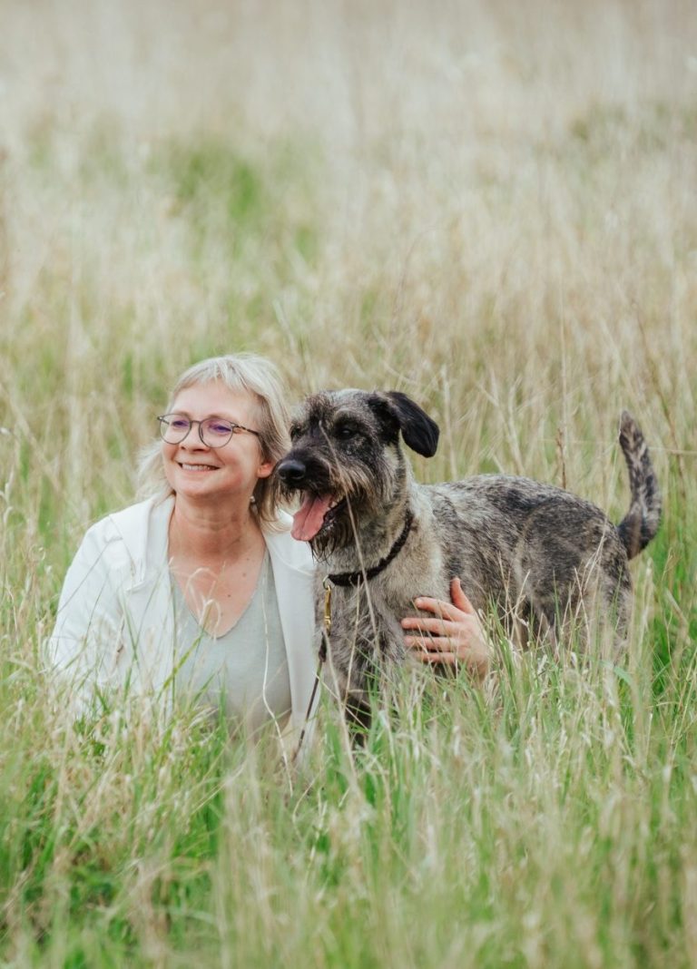 Dorothea Brandes mit Martha Coach und Trainerin Dorothea Brandes genießt mit Therapiehündin Martha die wunderbare Natur